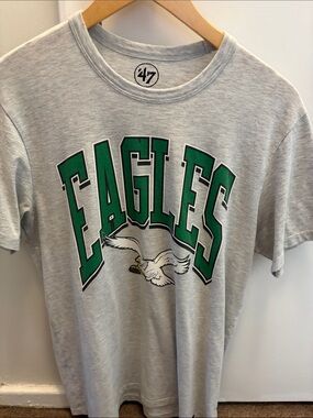 47 Eagles Graphic Tee - Light Gray & Green